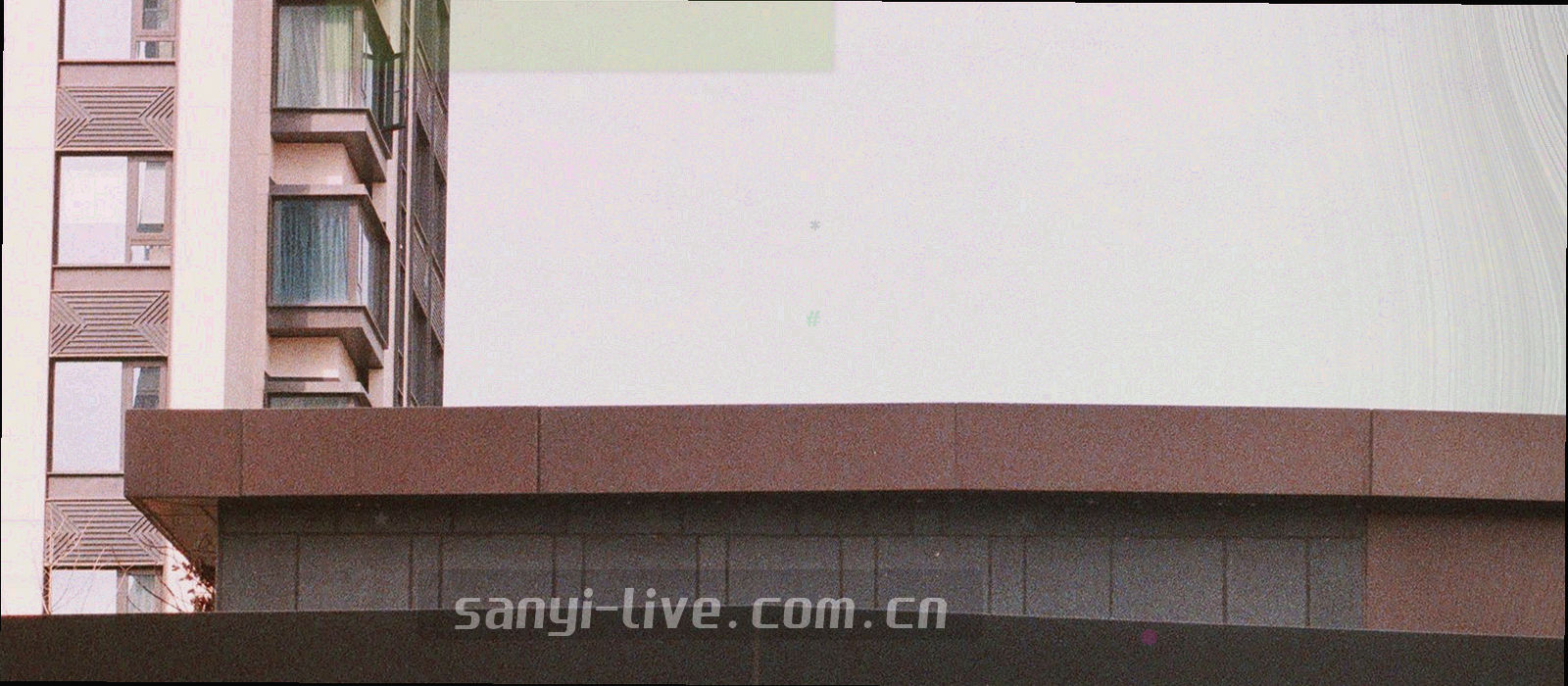 深夜光线下桌面屏幕与左侧轨道导航的局部光影，界面内容不可辨认